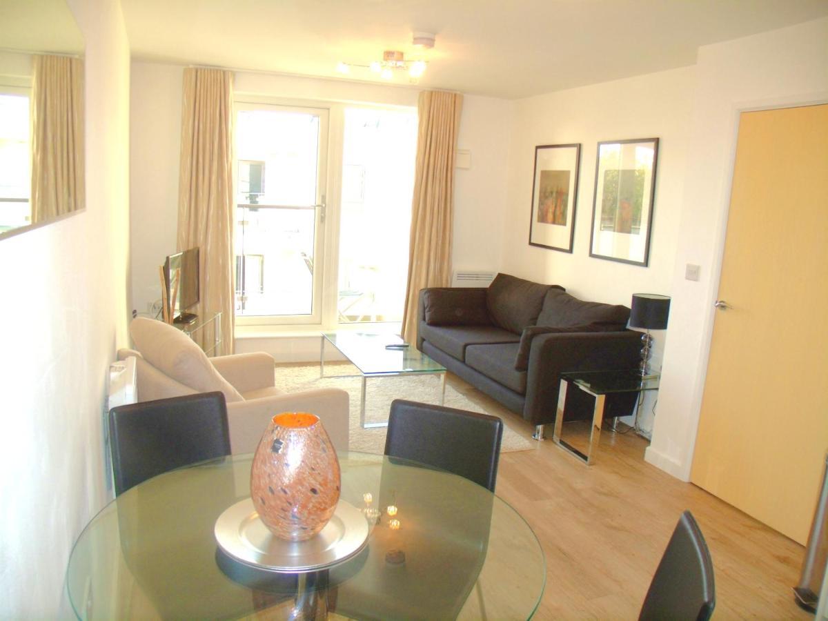 New Central Woking 1 And 2 Bedroom Apartments With Free Gym, Close To Train Station Eksteriør bilde