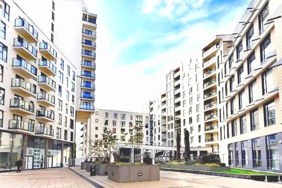 New Central Woking 1 And 2 Bedroom Apartments With Free Gym, Close To Train Station Eksteriør bilde