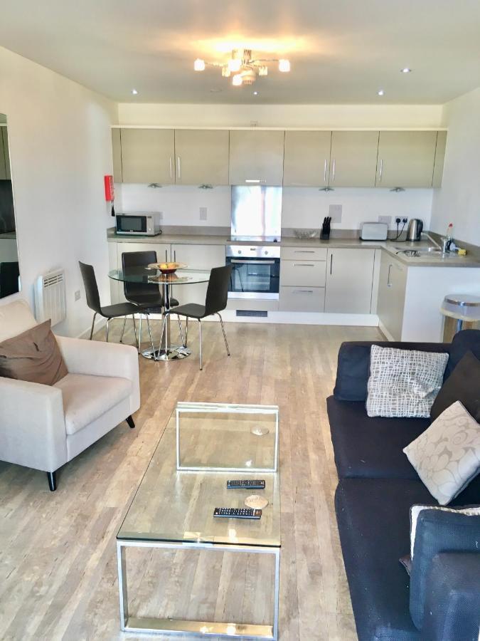 New Central Woking 1 And 2 Bedroom Apartments With Free Gym, Close To Train Station Eksteriør bilde